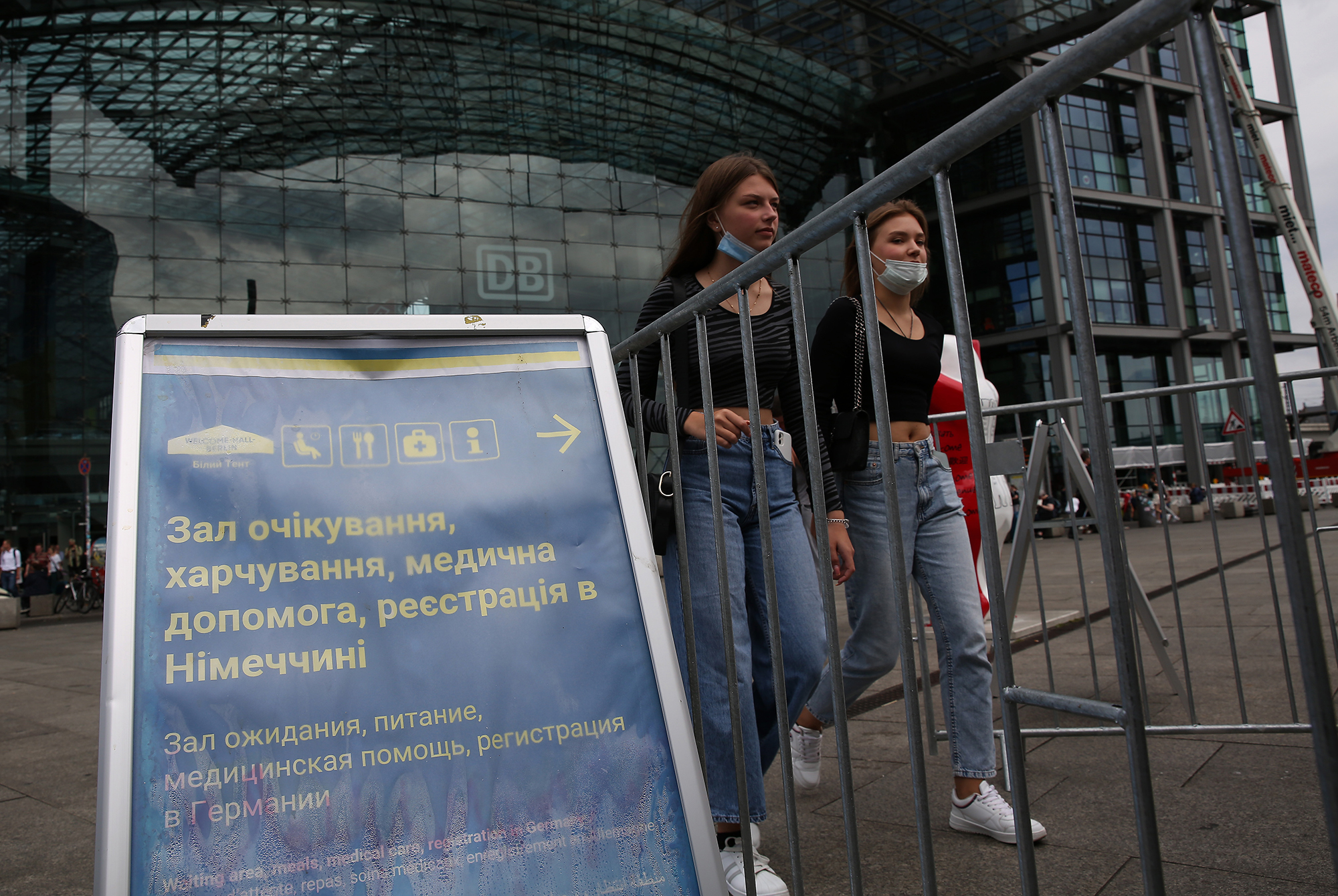 Слідом за іншими країнами. Німеччина ускладнює видачу віз росіянам